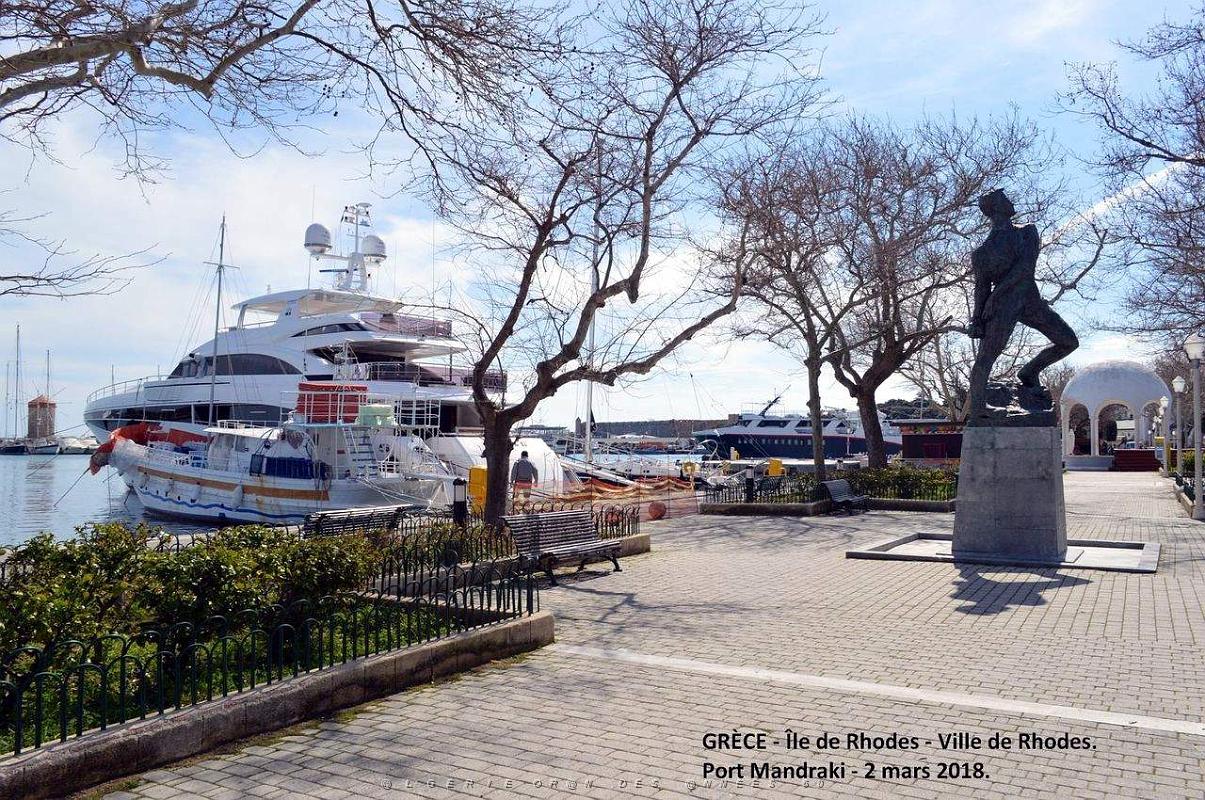 039- Rhodes ville et port d'honneur.JPG